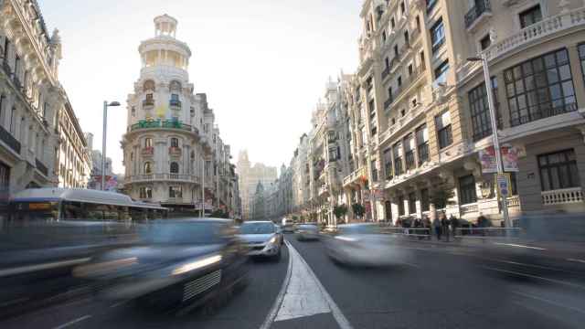 Tráfico en la Gran Vía de Madrid / PIXABAY