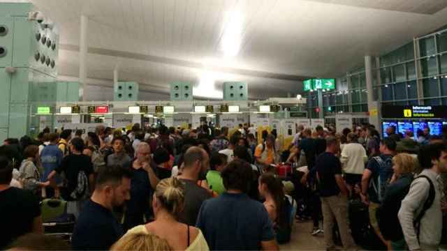 Colas en los mostradores de facturación de Vueling en el aeropuerto Barcelona-El Prat / TWITTER