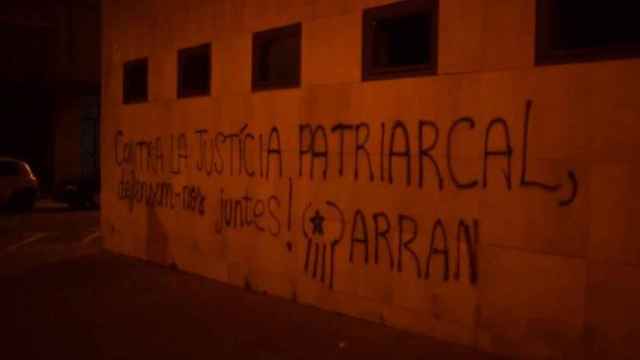 Una de las pintadas de Arran en el juzgado de Gavà contra la sentencia de 'La Manada' / TWITTER