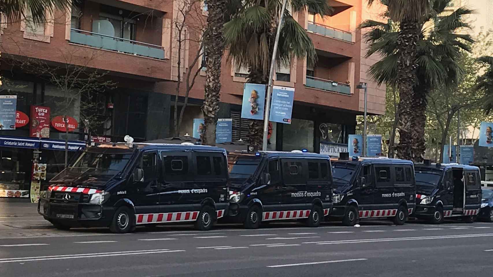 Furgonetas de Mossos d'Esquadra en Marina, en el operativo policial por la llegada del Rey a Barcelona / CG