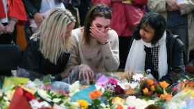 Una mujer llora en el lugar de homenaje a las víctimas mortales del atentado de Borough Market, en Londres (Reino Unido) / EFE