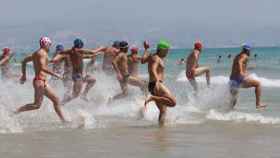 Nadadores y socorristas en un curso de socorrismo en una playa de España / CG