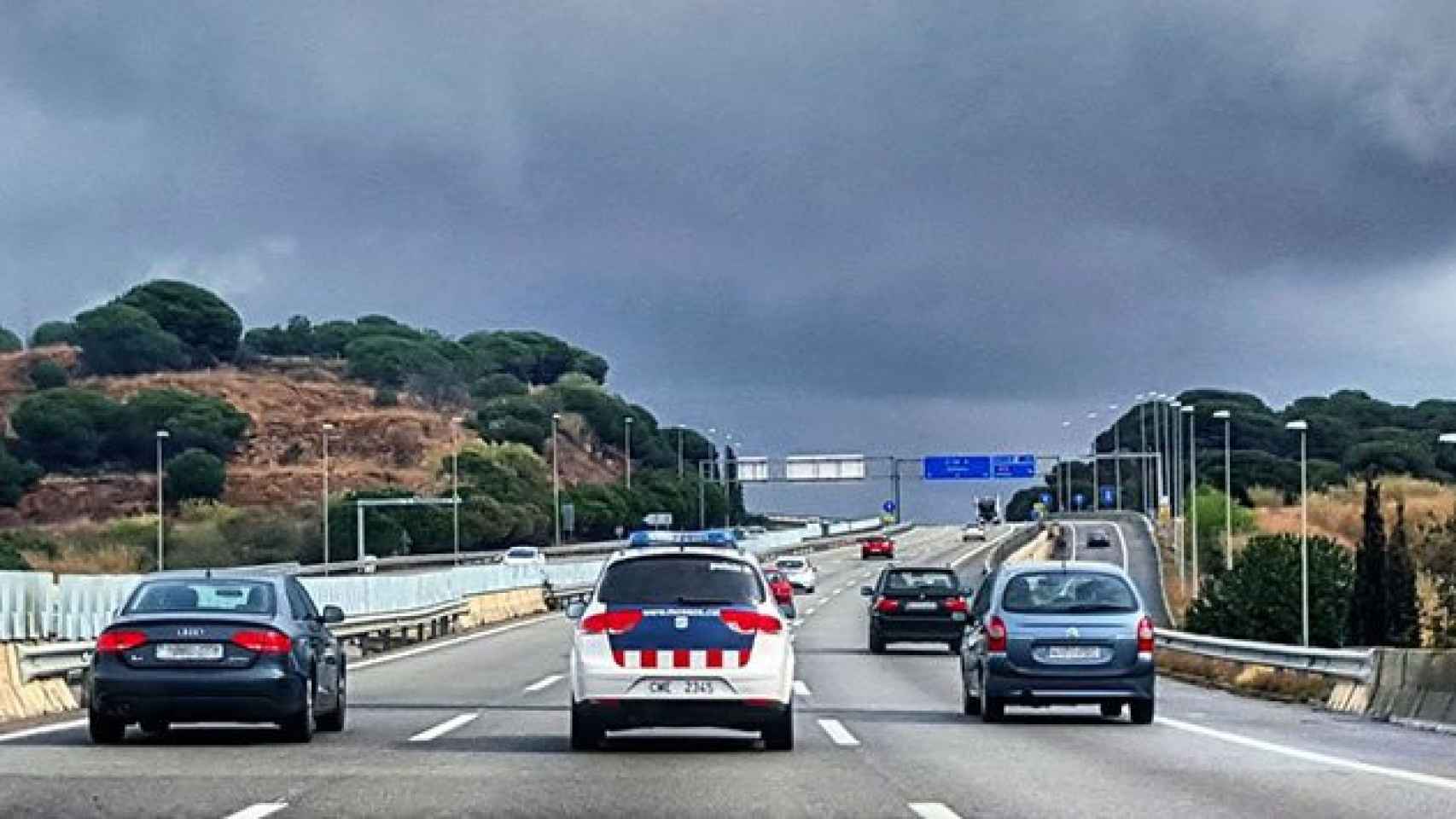 Destroza un coche de los Mossos en una persecución que empezó en Francia y acabó en Girona