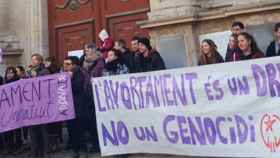 Asistentes a la concentración contra el obispo de Vic, que comparó el aborto con un genocidio / TWITTER