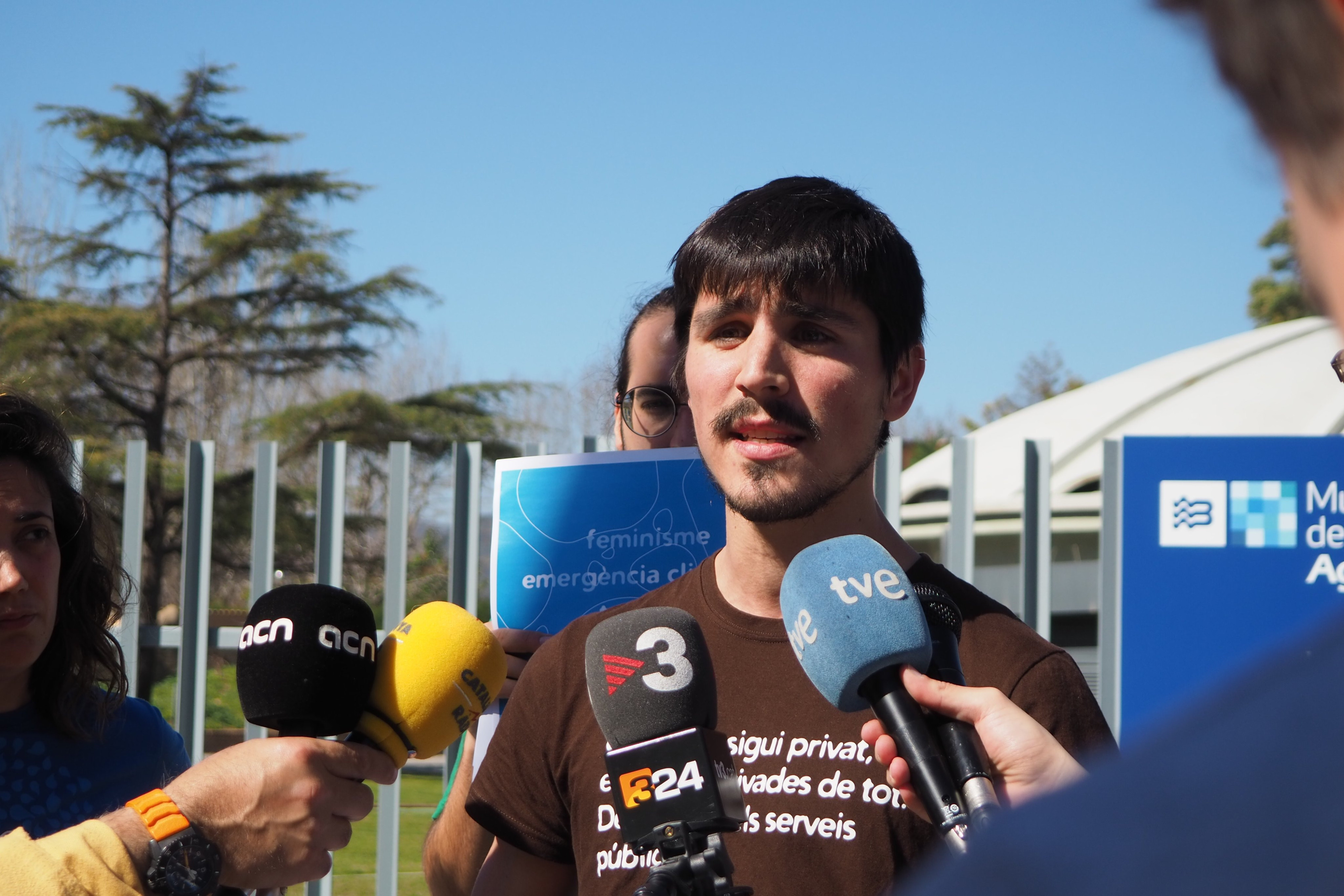 Un representante de Aigua és Vida presenta el documento frente al Museu de les Aigües de Agbar, en Cornellà de Llobregat / AIGUA ÉS VIDA