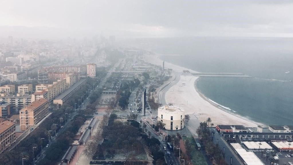 Panorámica de la playa de Barcelona nevada en 2018, imagen que podría volverse a repetir este fin de semana / EP