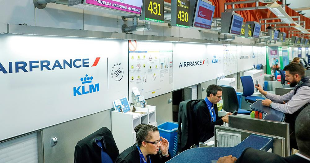 Varias tramitan su documentación en los mostradores de Air France en la Terminal 4 del aeropuerto de Madrid-Barajas este jueves / EFE