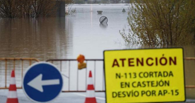 Carretera N-113 que permanece cortada hacia Castejón tras el desbordamiento del Rio Ebro / EFE