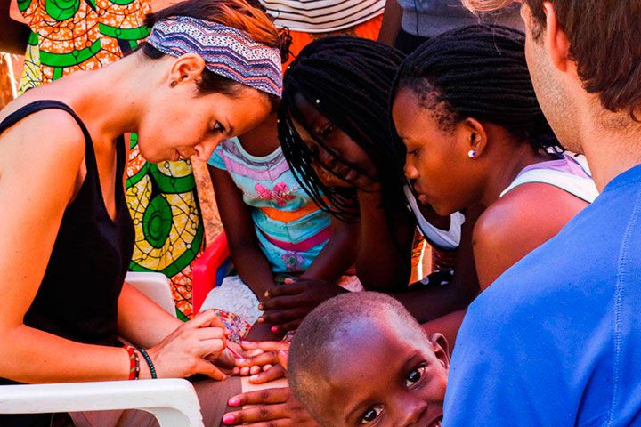 Marta, en el orfanato de Kampala, pinta las uñas a algunas niñas / CG
