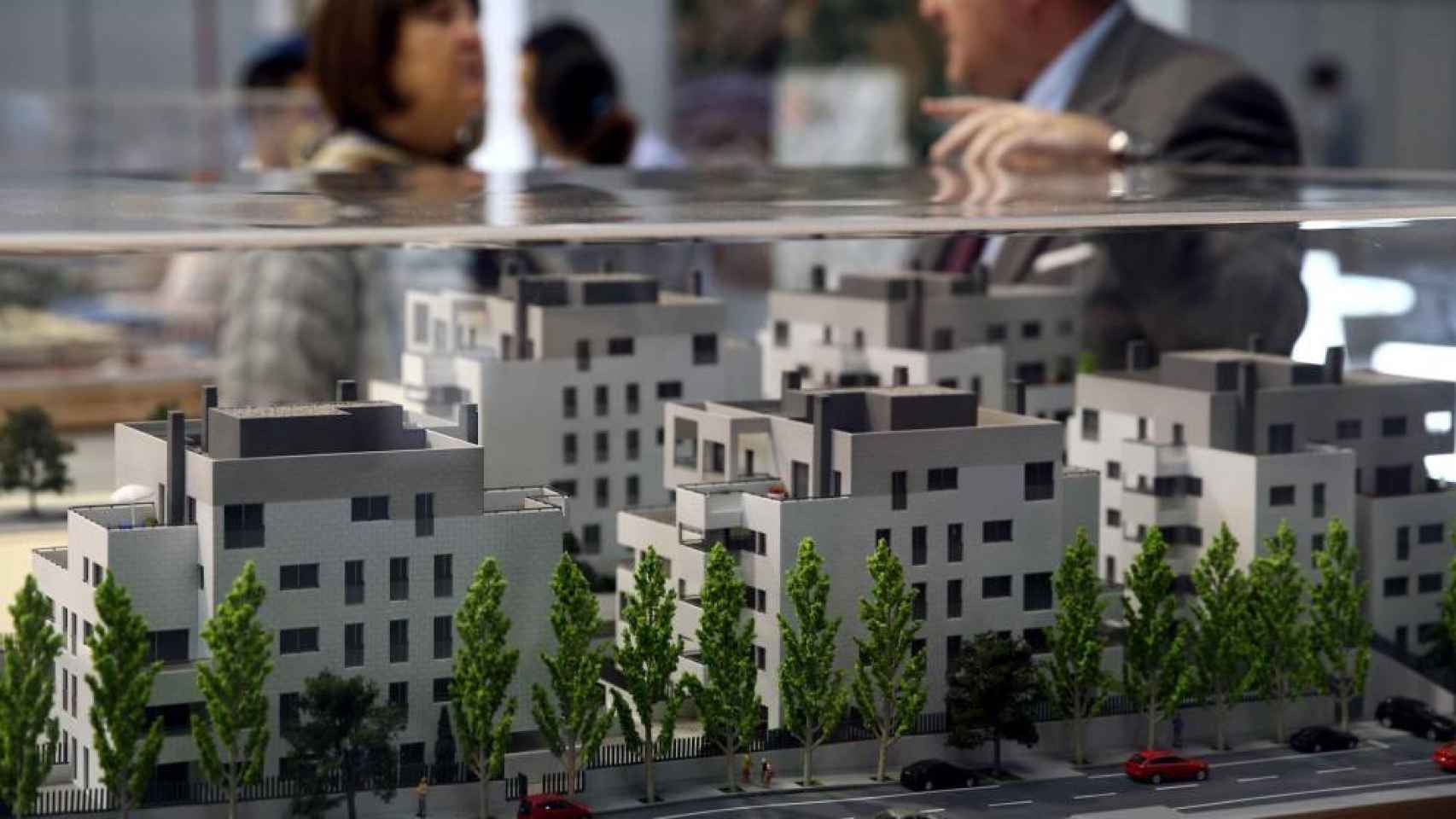 Una maqueta de una promoción inmobiliaria en Barcelona / EFE