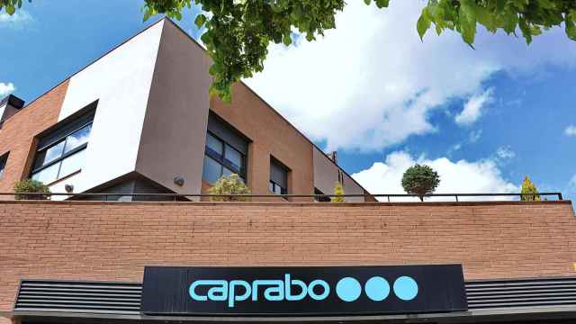 Fachada de uno de los establecimientos de Caprabo / CAPRABO