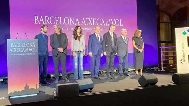 Jaume Collboni (4i) con las autoridades presentes en el acto 'Barcelona levanta el vuelo' de Turismo de Barcelona / CG