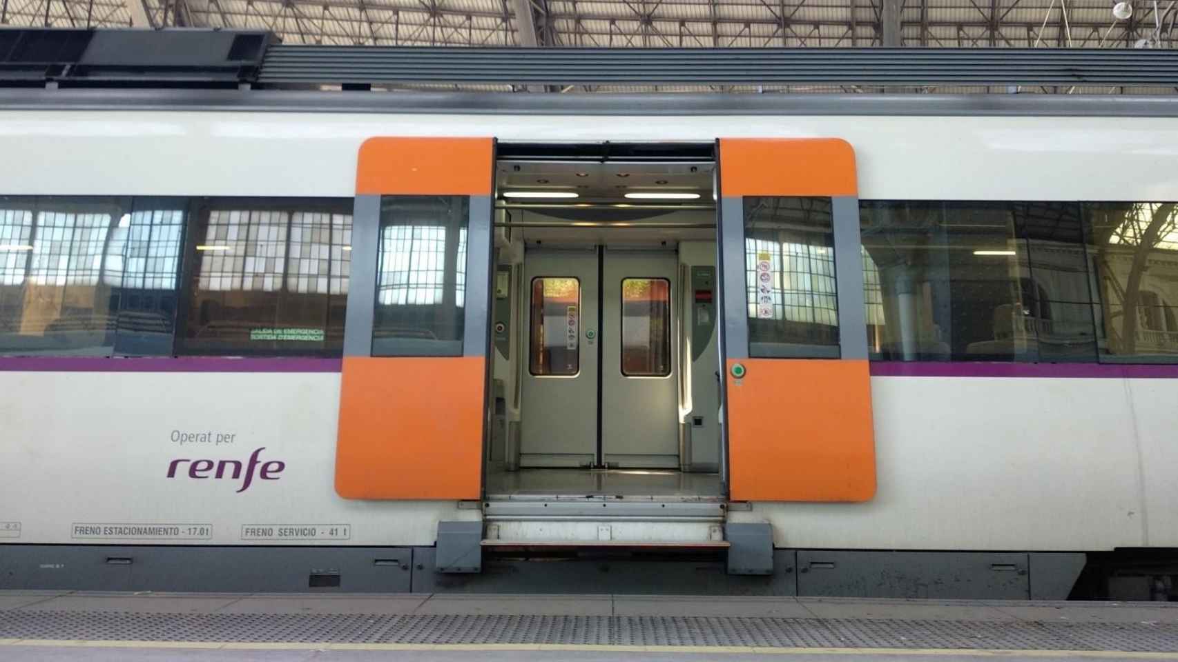 Un tren de Rodalies como los que circularán por el tramo entre Lleida y Manresa que acaba de licitar Adif para su mejora / RENFE
