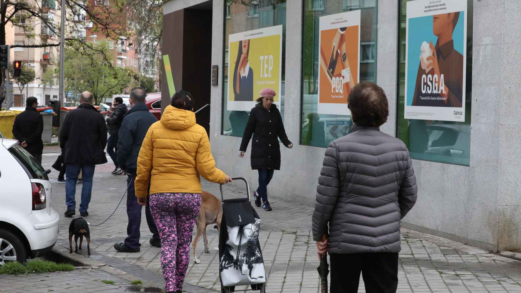 Personas haciendo cola en una sucursal de uno de los bancos más importantes de España / EP