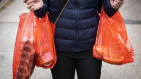 Una persona calga bolsas de plástico / EUROPA PRESS