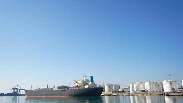 Un barco de mercancías en el Puerto de Tarragona / EP