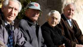 Pensionistas españoles sentados en un banco en una imagen de archivo / EFE