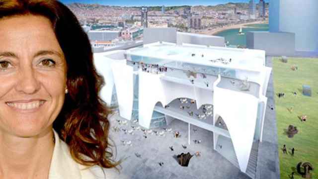 Mercè Conesa, presidenta del Puerto de Barcelona junto a la proyección del edificio del Museo Hermitage que Toyo Ito construirá en la ciudad / CG