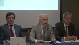 A la izquierda, Jaime Carbó, consejero delegado de Adveo, y, en el centro, su presidente, Luis Carlos Croissier, en la última junta de accionistas