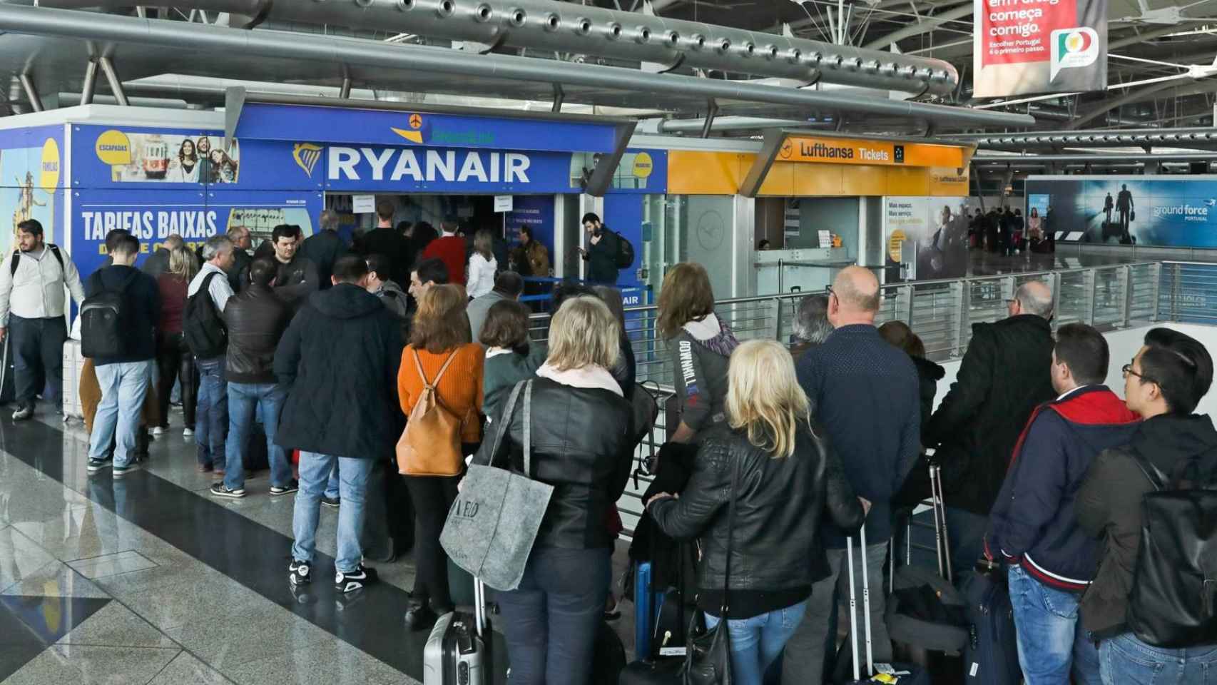 Cola de pasajeros por la huelga de auxiliares de vuelo en Portugal a principios de abril / EFE