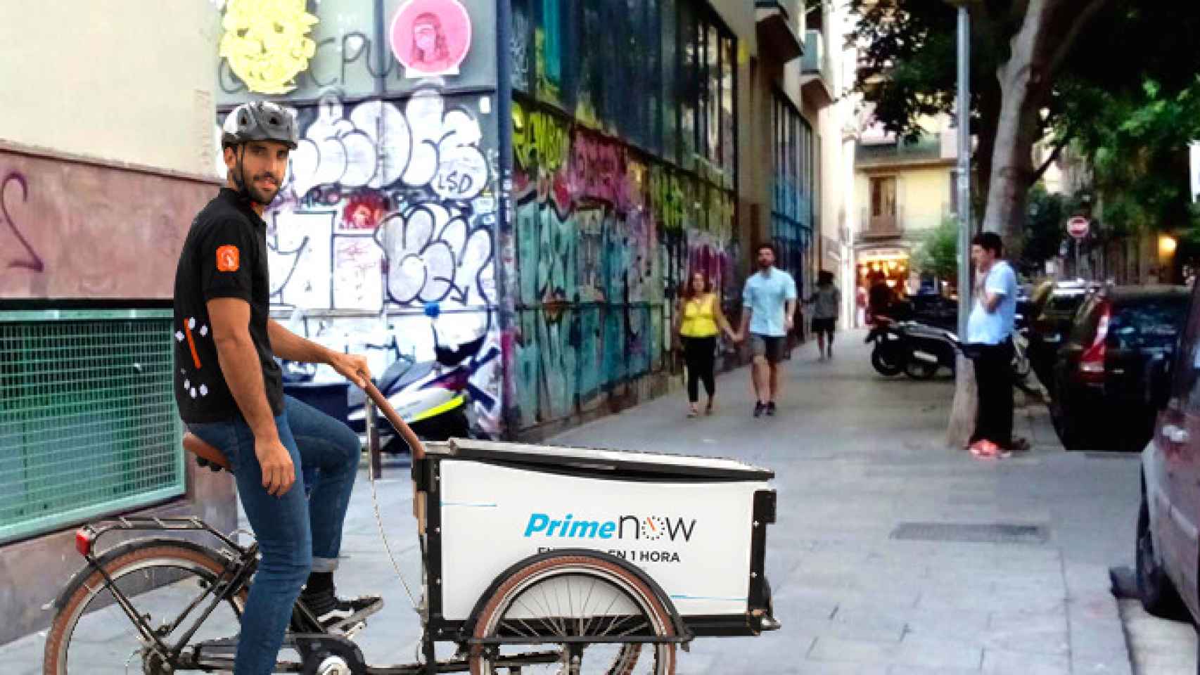 Un repartidor de Amazon Prime Now en una calle del Raval en Barcelona / CG