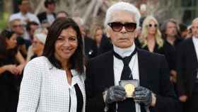 Karl Lagerfeld, el creativo y mascarón de proa de Chanel, junto a la alcaldesa de París Anne Hidalgo en el homenaje que le brindó la ciudad / EFE