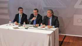 El presidente Cepye, Antonio Garamendi; el de la Croem, José María Albarracín, y el de la CEOE, Juan Rosell, en un acto en Murcia / EUROPA PRESS