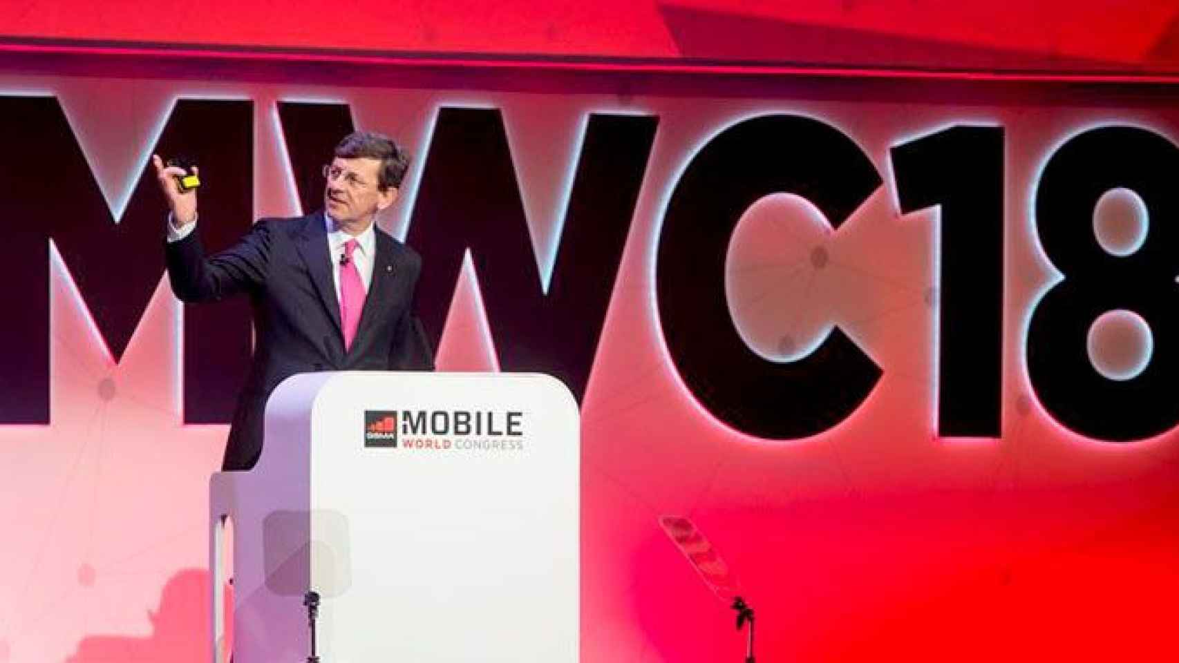 El consejero delegado de Vodafone, Vittorio Colao, en una conferencia en el MWC previo al encuentro con los medios en el que ha defendido Barcelona como sede del congreso / EFE