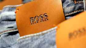 Etiqueta Hugo Boss en un pantalón de la marca / EFE