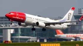 Un avión de la compañía Norwegian en pleno despegue.