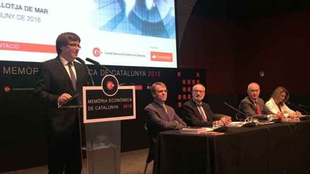 Carles Puigdemont, presidente catalán, en la presentación de la Memória Económica de Cataluña junto a Domènec Espadalé, Oriol Amat, Luís Herrero y Carme Poveda.