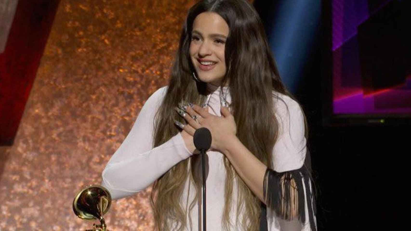 Rosalía recoge su primer Grammy / TWITTER