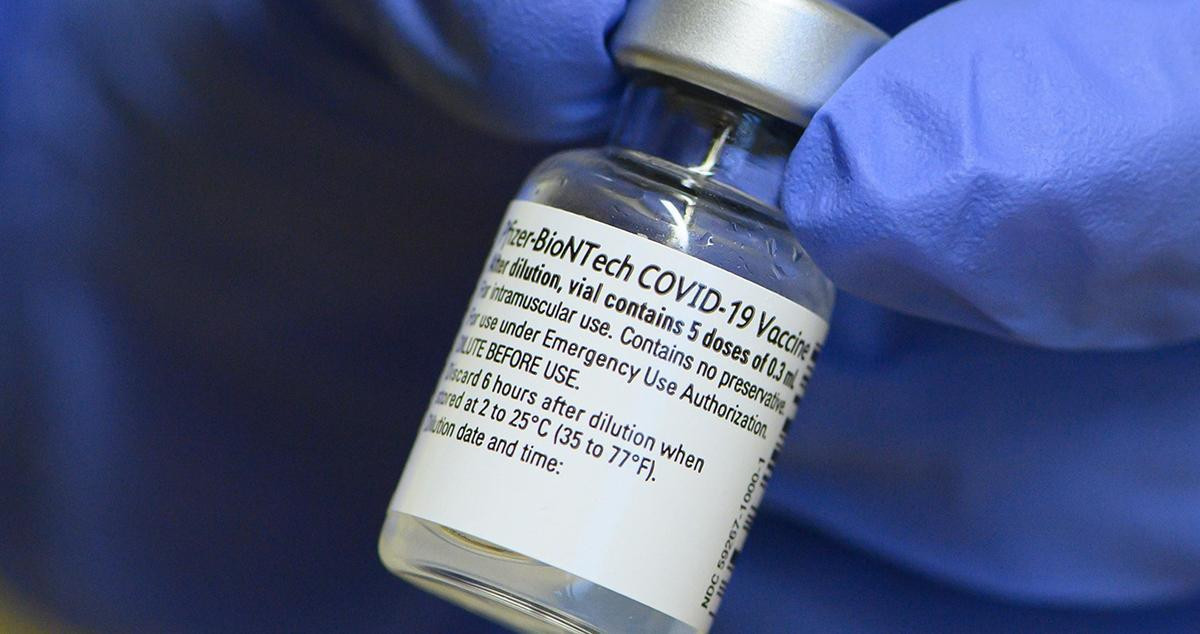 Vacuna de Pfizer preparada para su inoculación / EP