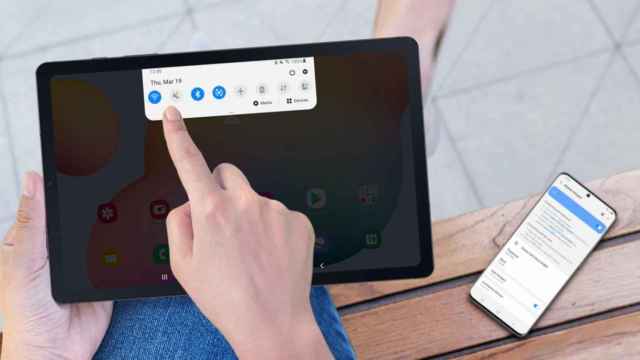 Una persona con una tableta conectándose a una red wi-fi / SAMSUNG
