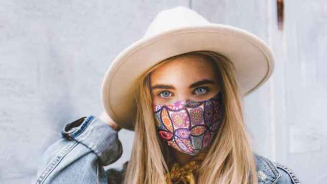 Una chica con una de las mascarillas de Happo Mask