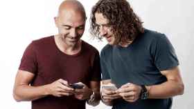 Iván De la Peña (i) y Carles Puyol (d), utilizan su nueva 'app', Olyseum / OLYSEUM
