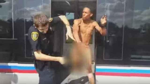 El hombre desnudo agrede al policía antes de ser electrocutado
