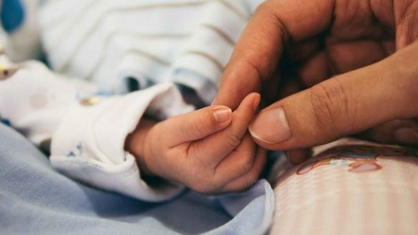 Una madre coge la mano de su hijo recién nacido /EP