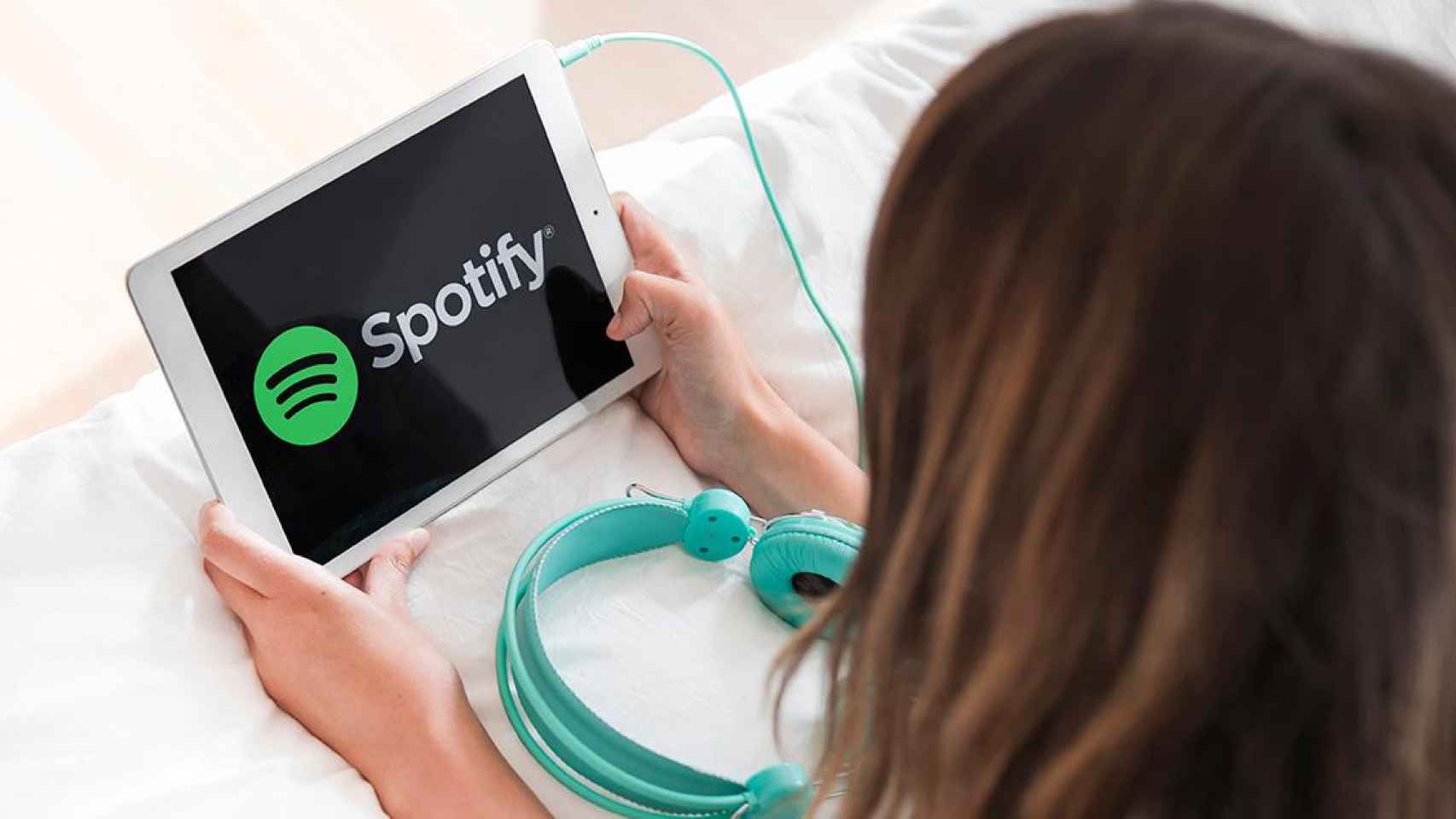 Una chica escuchando música en la plataforma Spotify / FREEPIK