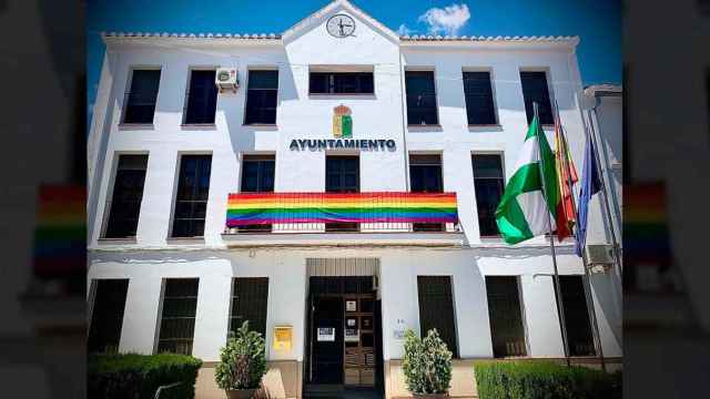 Bandera LGTBI en la fachada del Ayuntamiento de Villanueva de Algaidas / AYUNTAMIENTO