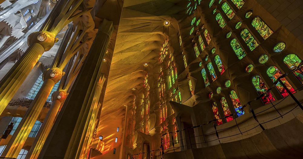 Interior de la Sagrada Familia en Barcelona / UNSPLASH