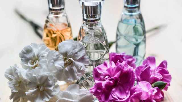 Frascos de perfume con aroma a rosas / PIXABAY