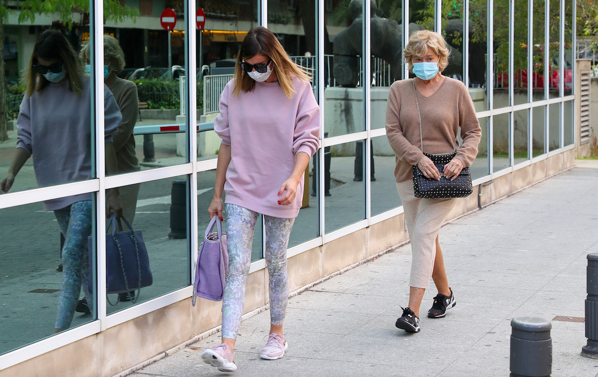 Mila Ximénez llegando al hospital junto a su hija Alba Santana / AGENCIAS