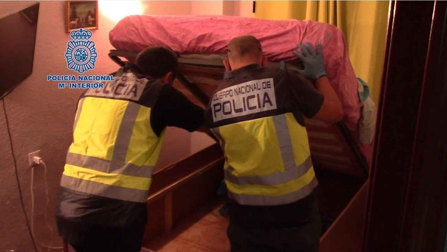 Operación de la PN que ha liberado en Vélez-Málaga siete víctimas de explotación sexual sometidas a vigilancia a través de cámaras ocultas / EP