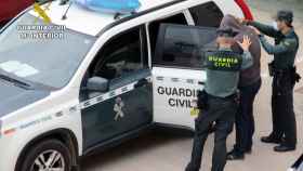 Agentes de la Guardia Civil arrestan a un hombre / EP