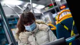 Una mujer usa mascarilla en un autobús un lunes / EFE