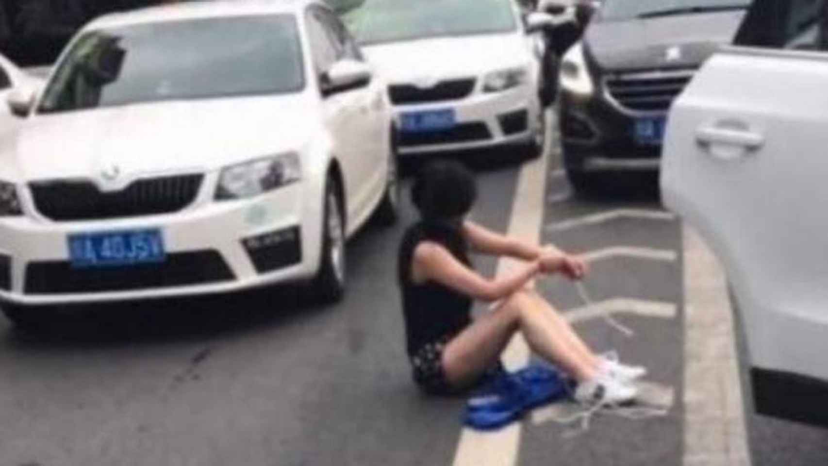 Una foto de la mujer secuestrada en la calzada tras el accidente