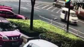 Una foto del momento en que el bebé cae de la furgoneta / Youtube