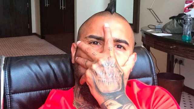 Arturo Vidal se tapa la cara para enseñar su nuevo tatuaje
