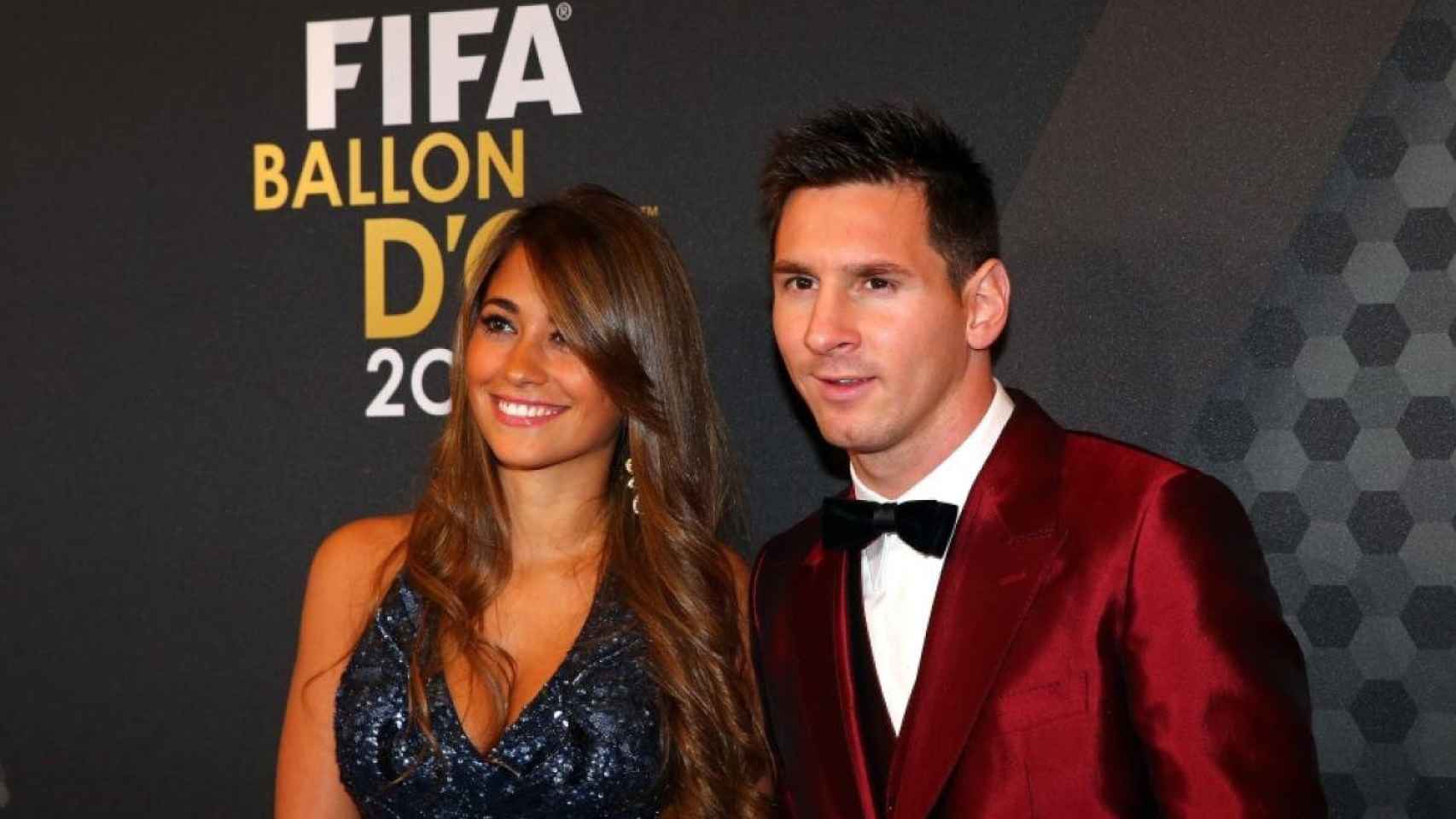 Leo Messi y Antonela Rocuzzo en un acto/ Twitter